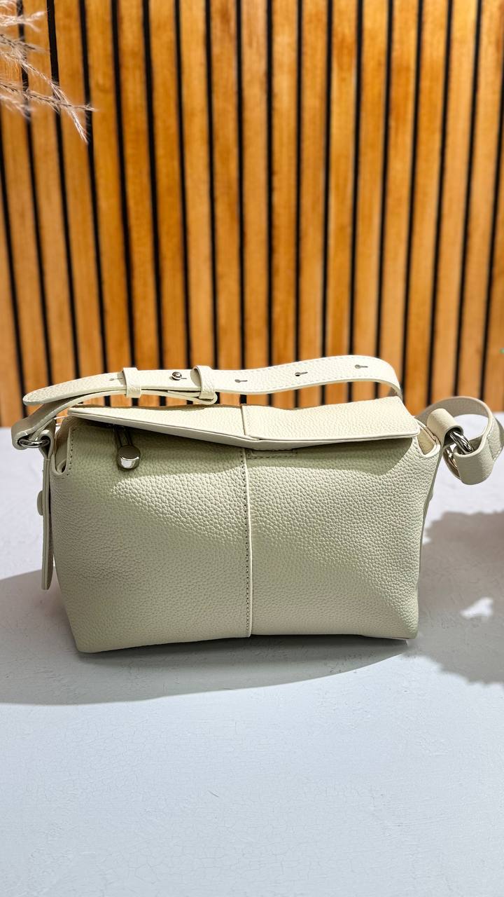 Genuine Leather Shoulder Bag – Timeless Elegance  Everyday Functionality