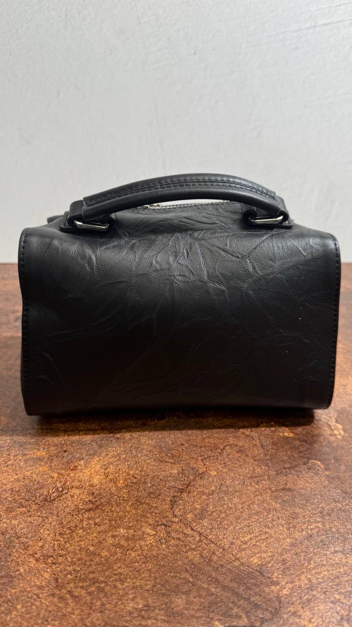 Timeless Elegance: The Luxe Genuine Leather Handbag with Shoulder Strap