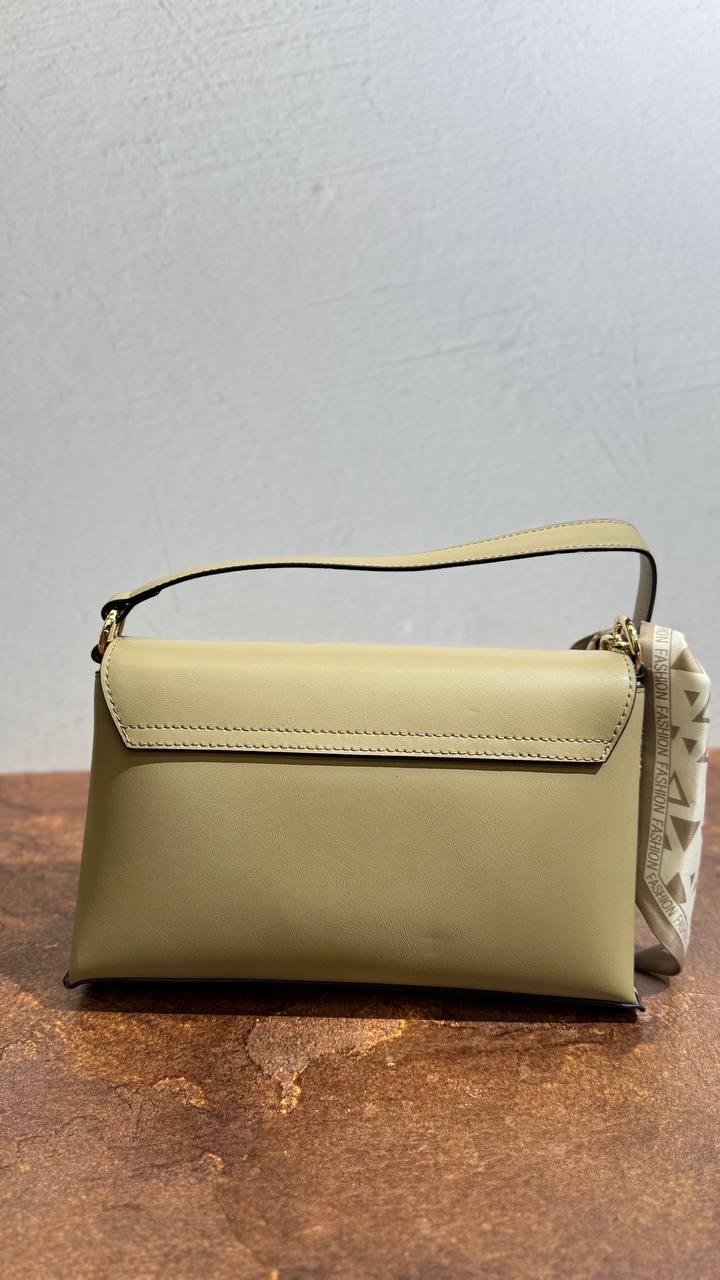 LÉA — Genuine Leather  bag &Timeless Design