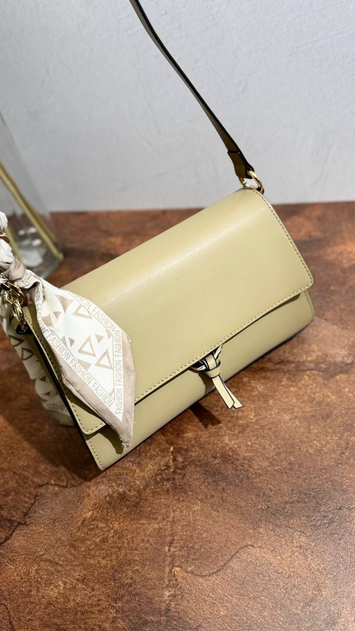 LÉA — Genuine Leather  bag &Timeless Design