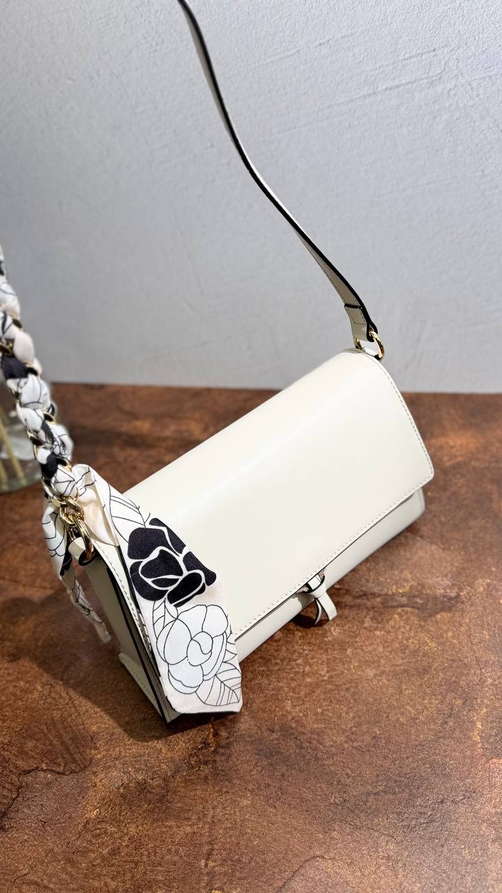 LÉA — Genuine Leather  bag &Timeless Design
