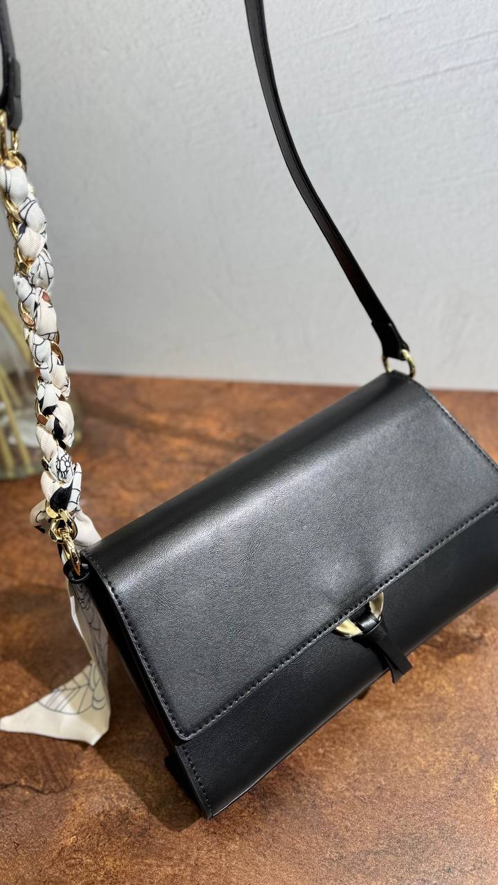 LÉA — Genuine Leather  bag &Timeless Design