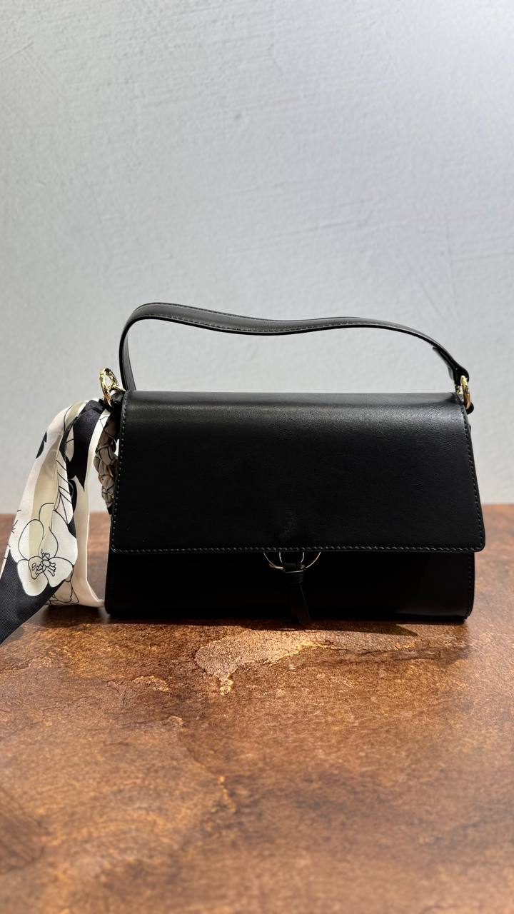 LÉA — Genuine Leather  bag &Timeless Design
