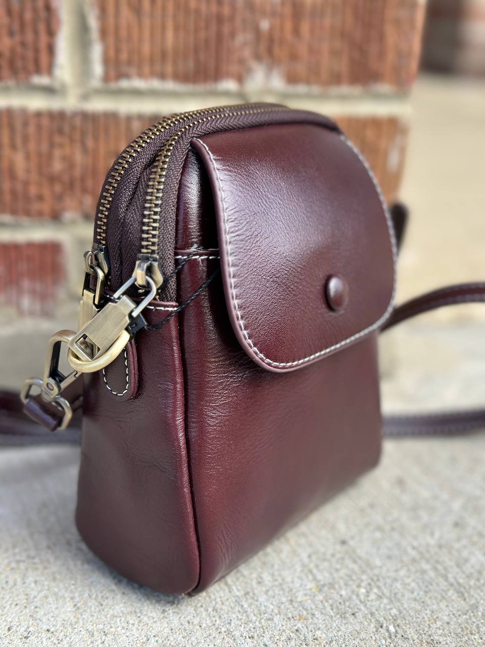 The Urban Classic — Compact Leather Bag for Style and Functionality