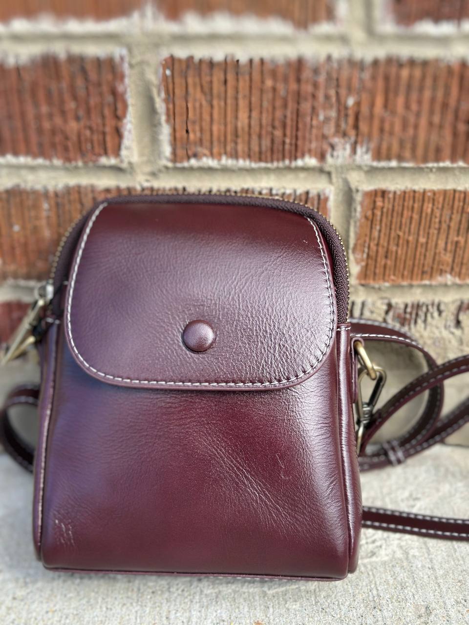 The Urban Classic — Compact Leather Bag for Style and Functionality