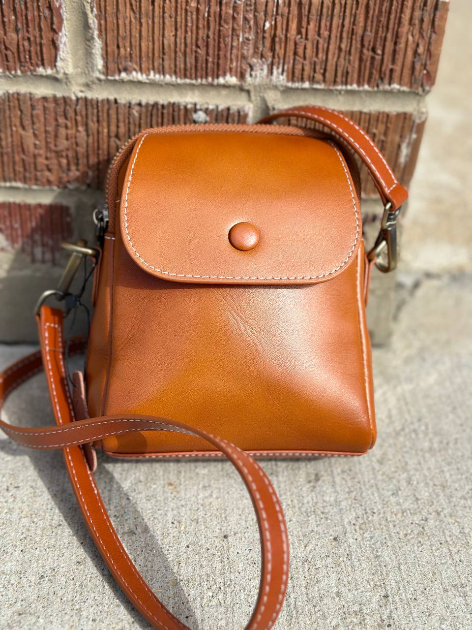 The Urban Classic — Compact Leather Bag for Style and Functionality