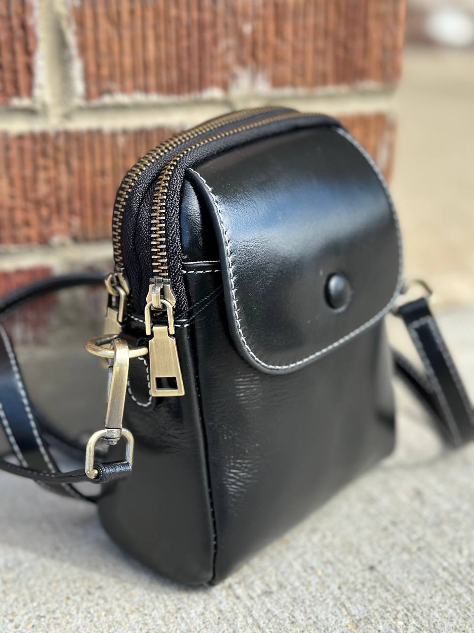 The Urban Classic — Compact Leather Bag for Style and Functionality