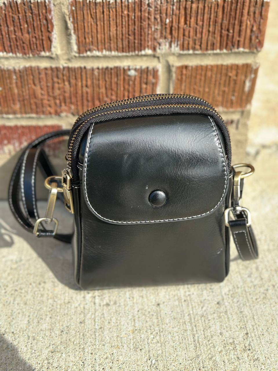 The Urban Classic — Compact Leather Bag for Style and Functionality