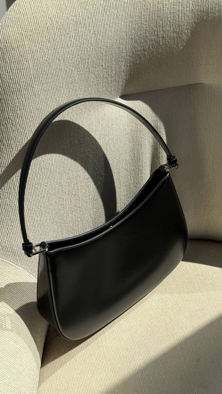 The Elegance Curve — Refined Leather Bag for Timeless Style