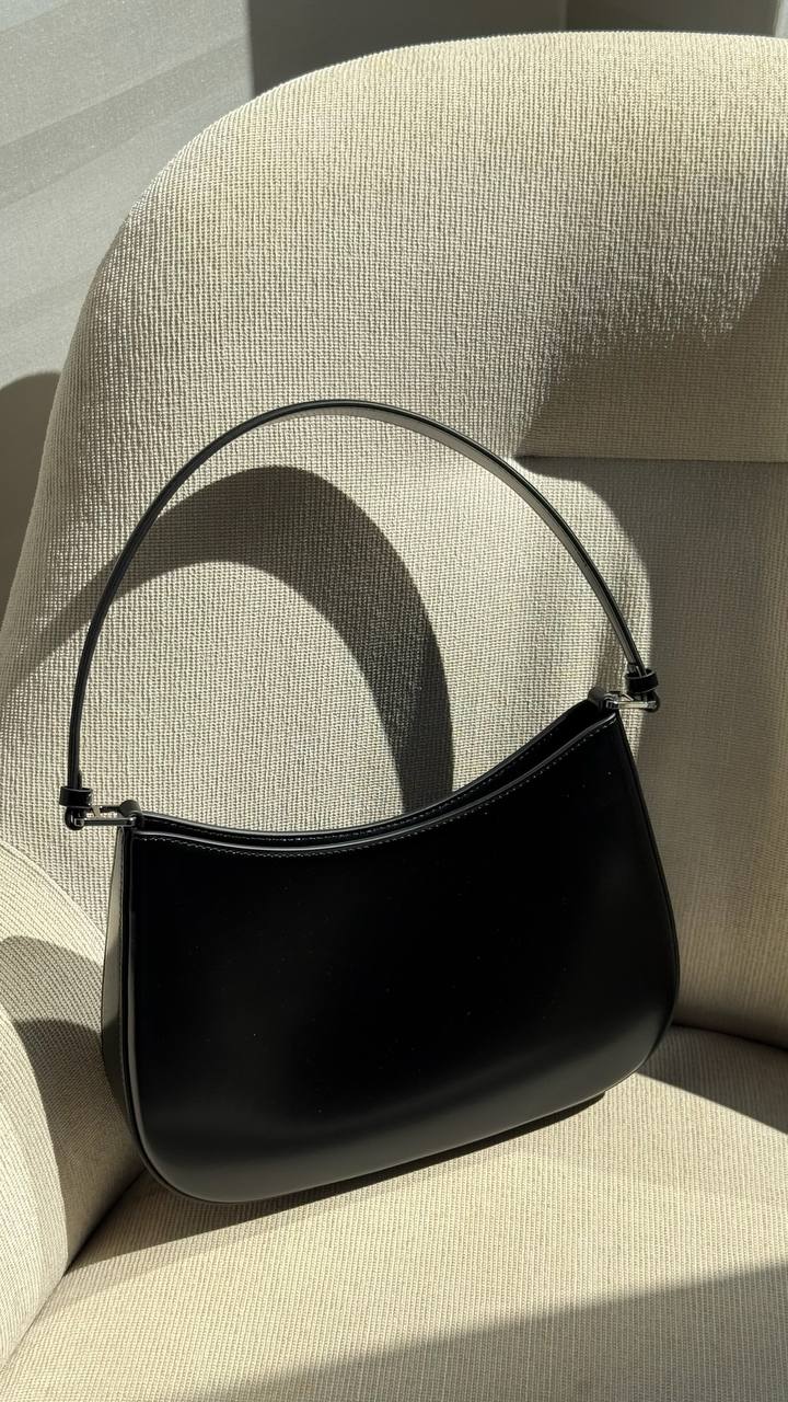 The Elegance Curve — Refined Leather Bag for Timeless Style