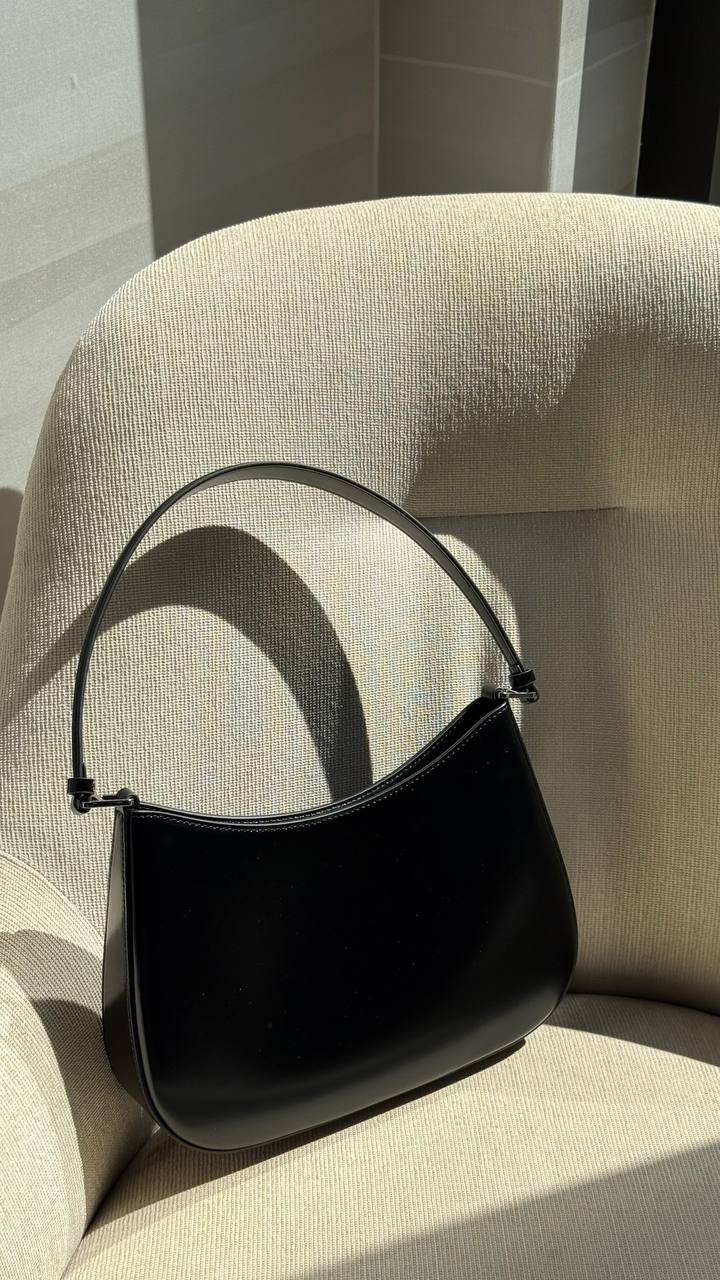 The Elegance Curve — Refined Leather Bag for Timeless Style