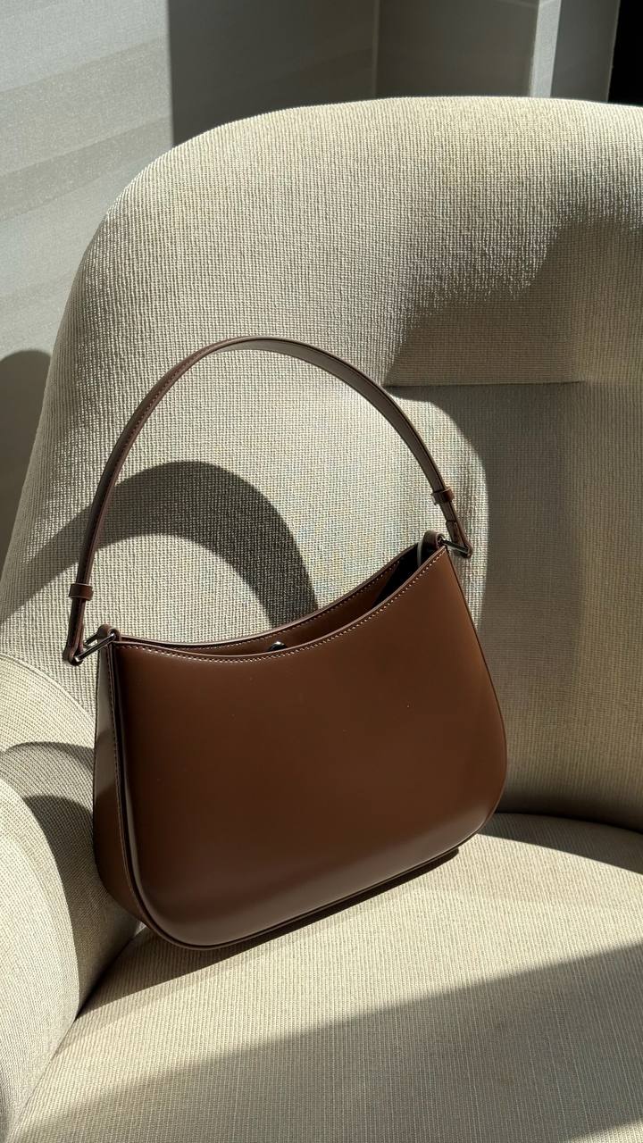 The Elegance Curve — Refined Leather Bag for Timeless Style