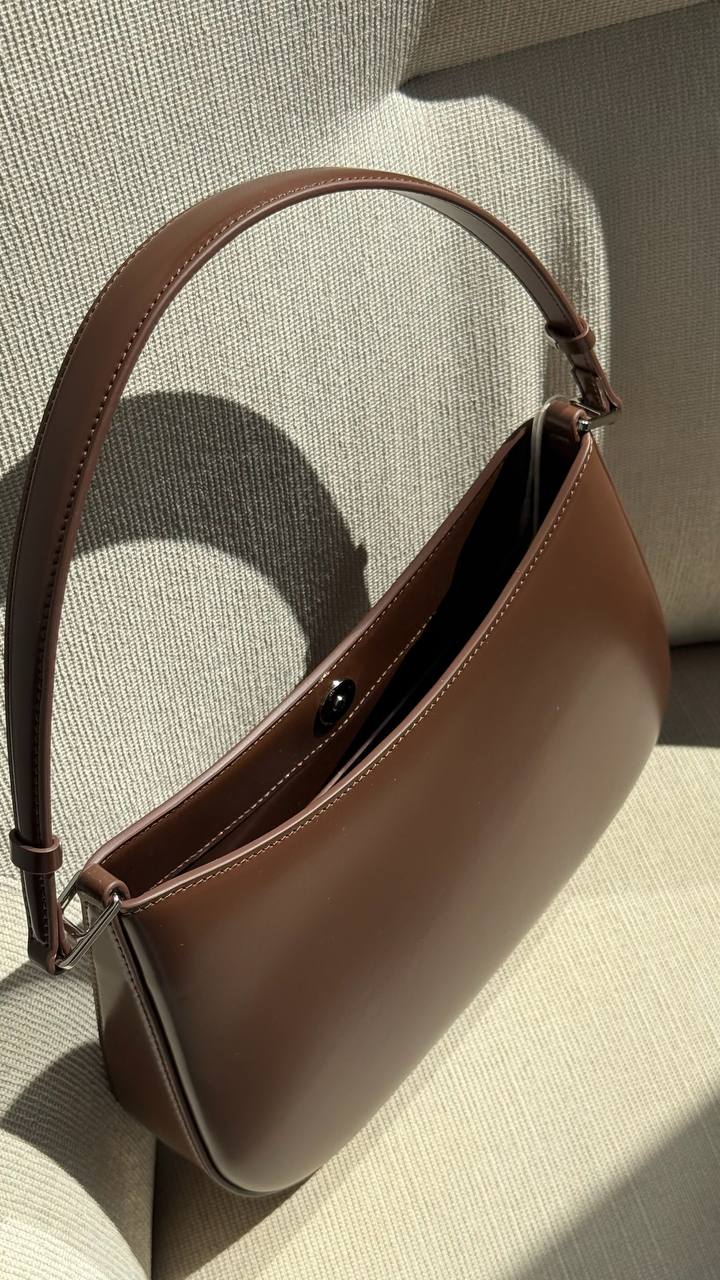 The Elegance Curve — Refined Leather Bag for Timeless Style