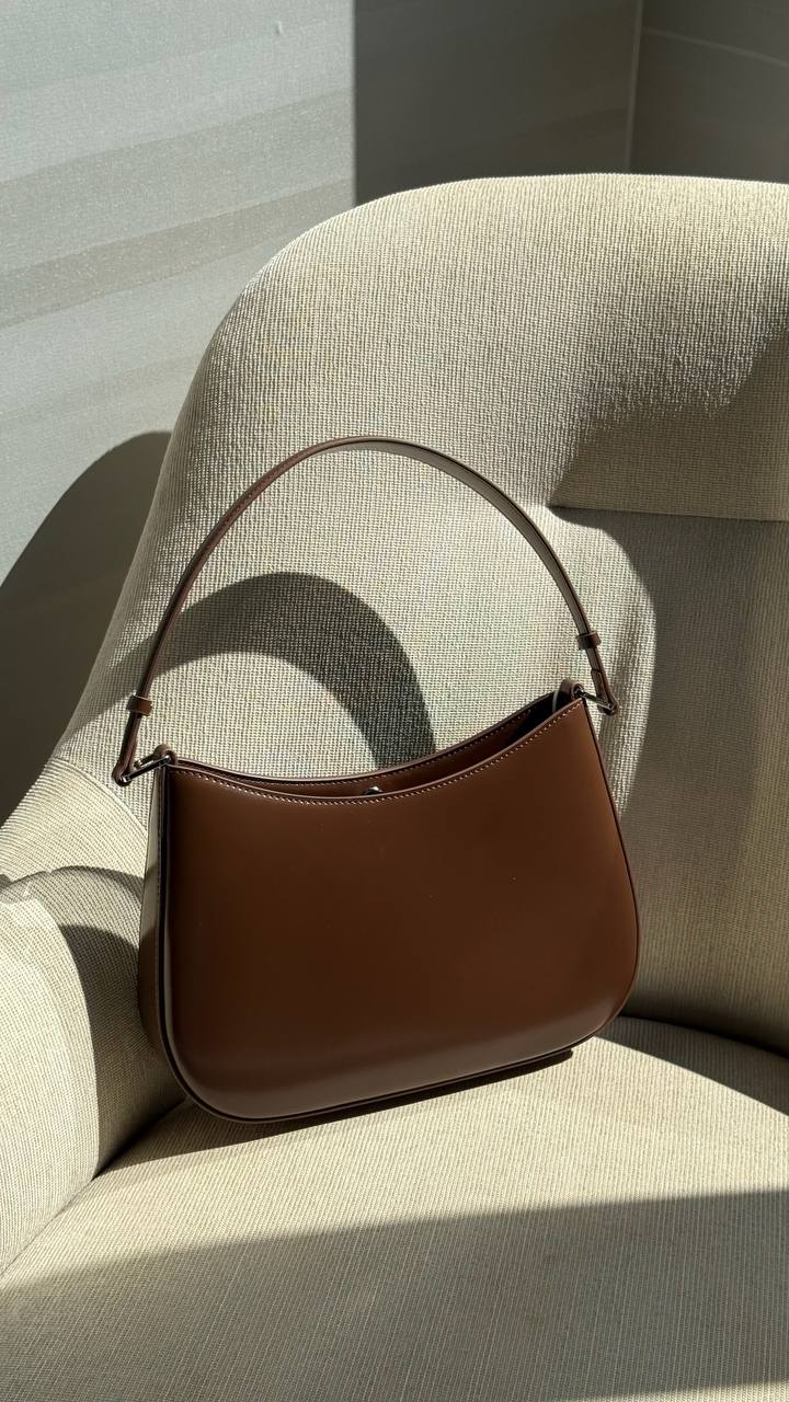 The Elegance Curve — Refined Leather Bag for Timeless Style