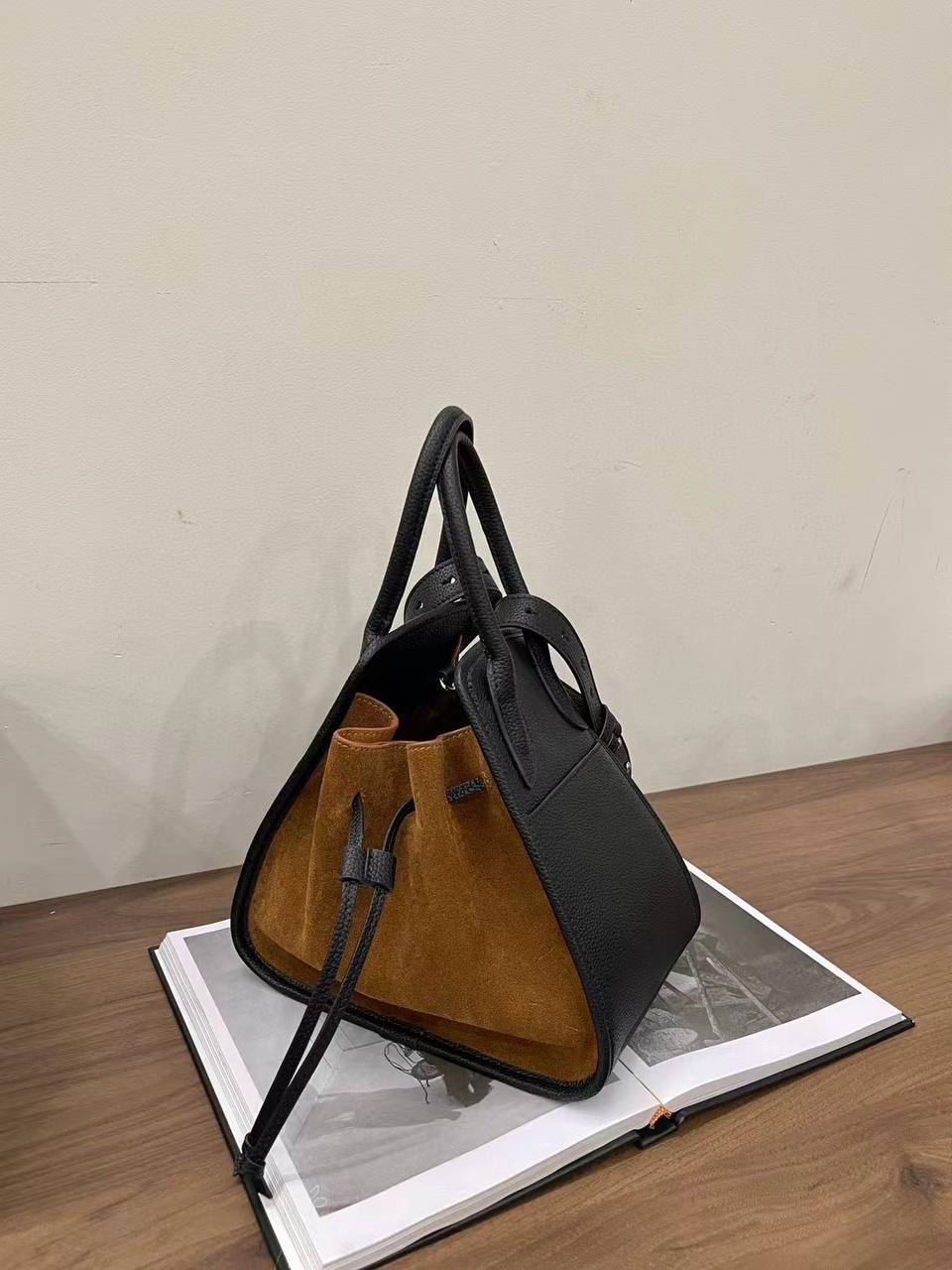 UrbanMuse | Fashionable Genuine Leather Bag for Modern Women