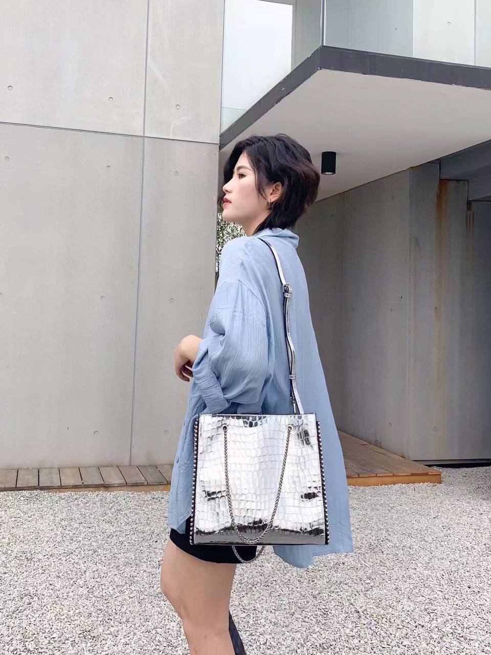 Croc Luxe — Bold Leather Tote with Chain Elegance