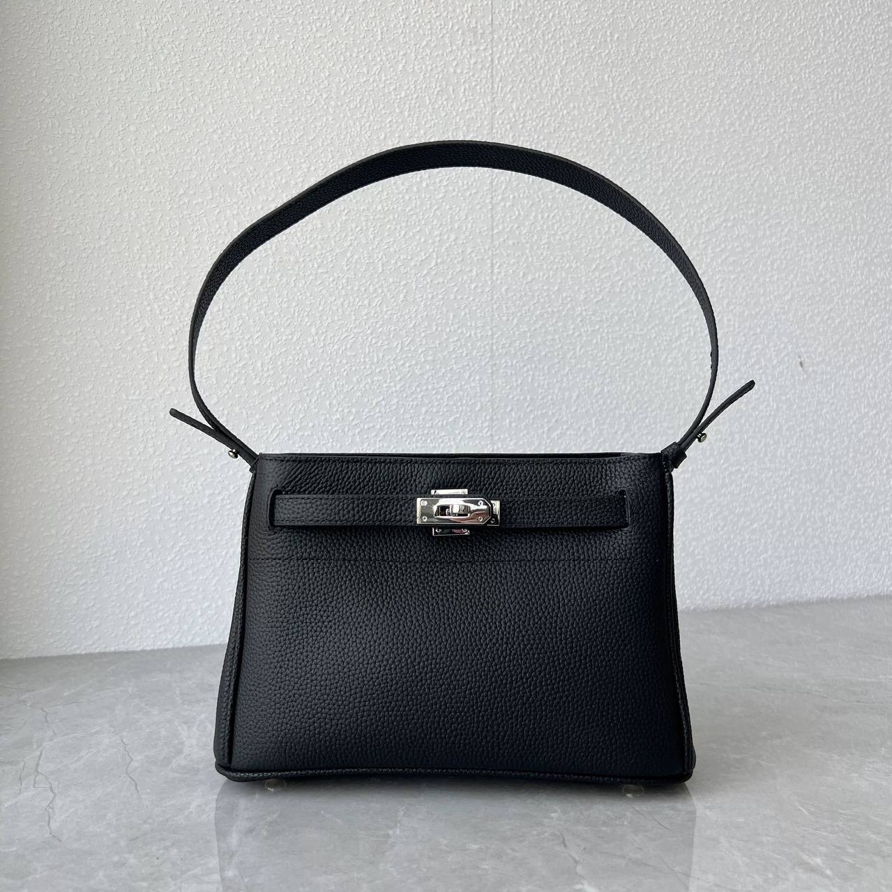 Classic Luxe Adjustable Shoulder Bag – Genuine Leather Handbag with Polished Hardware
