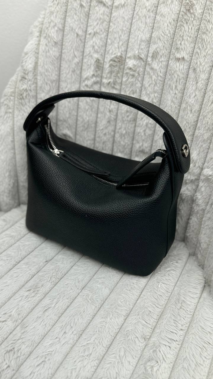 Elegant Italian Leather Handbag – Timeless Sophistication