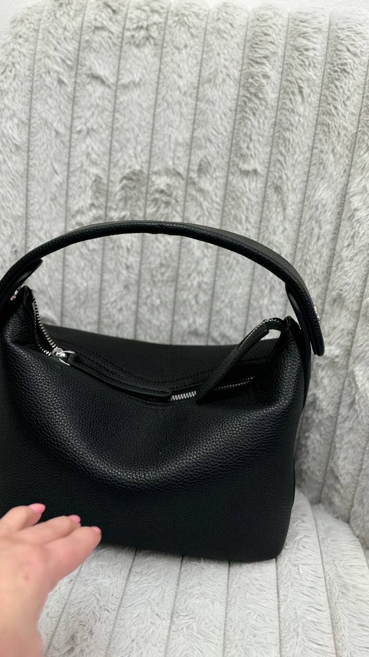 Elegant Italian Leather Handbag – Timeless Sophistication