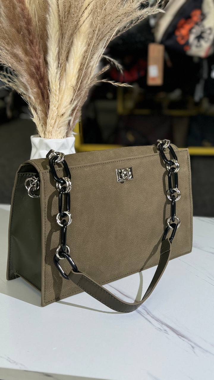 Celeste Chain Bag – A Statement of Luxury and Functionality