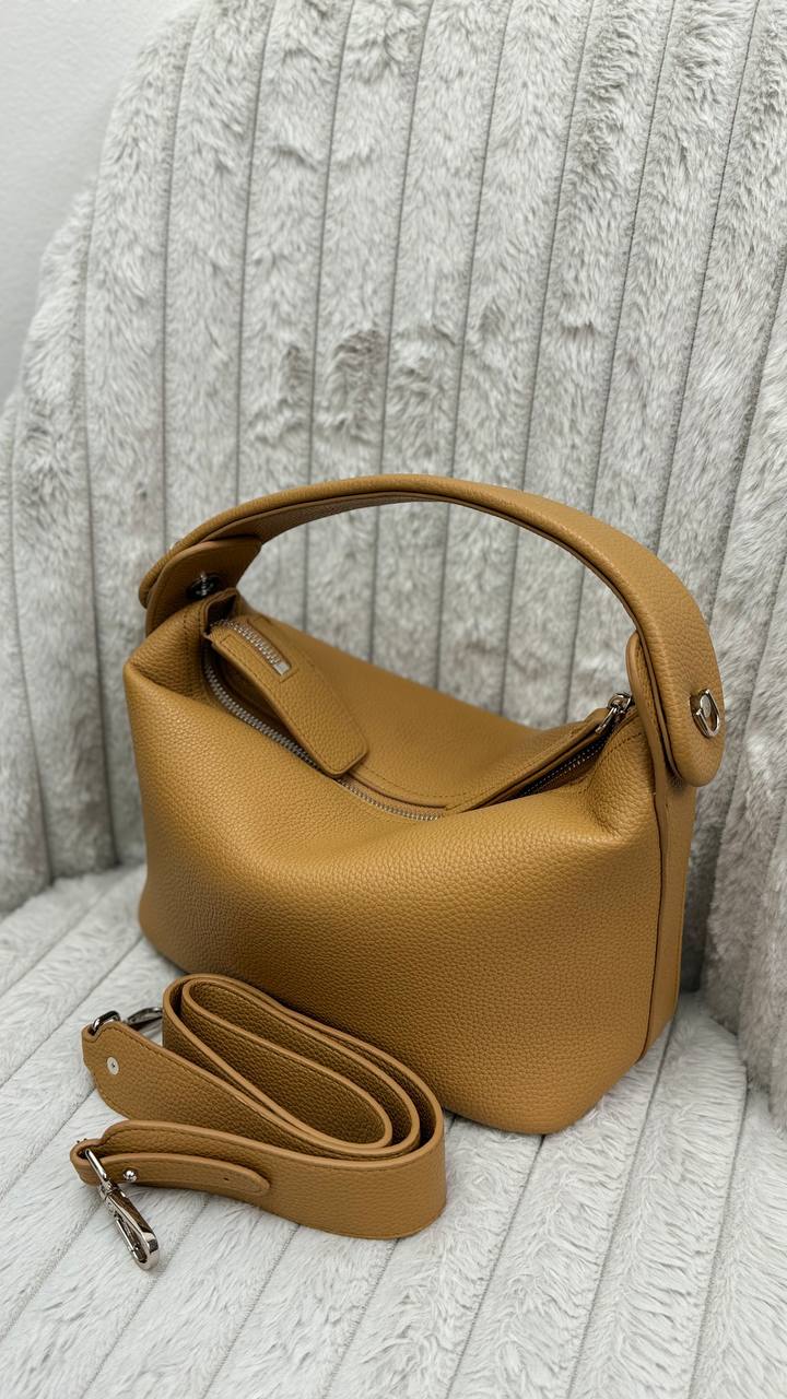Elegant Italian Leather Handbag – Timeless Sophistication