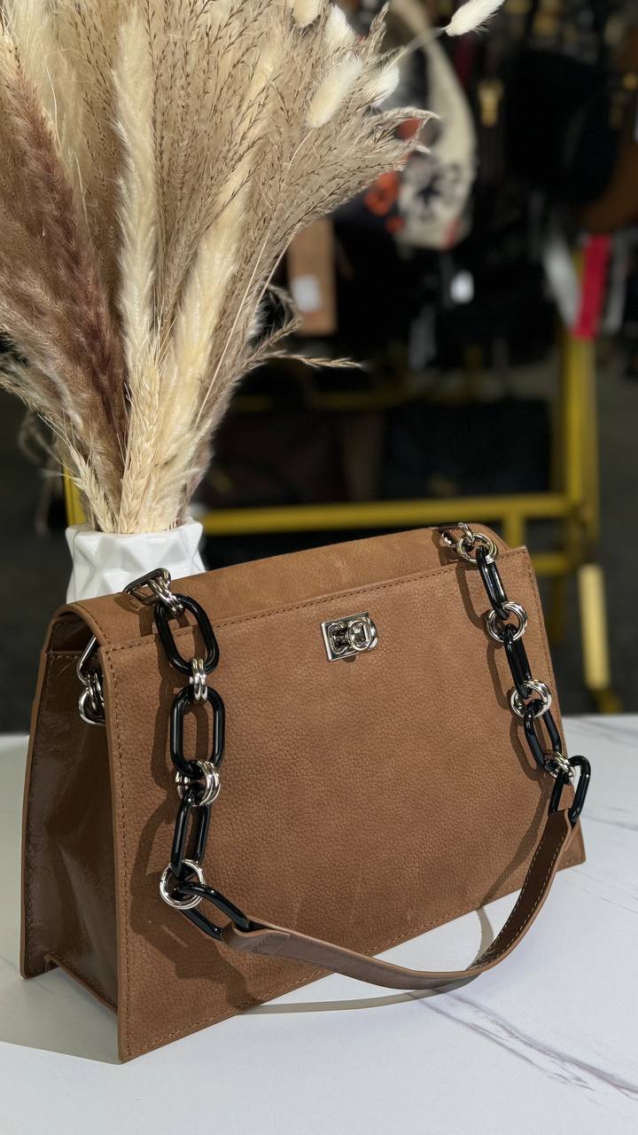 Celeste Chain Bag – A Statement of Luxury and Functionality