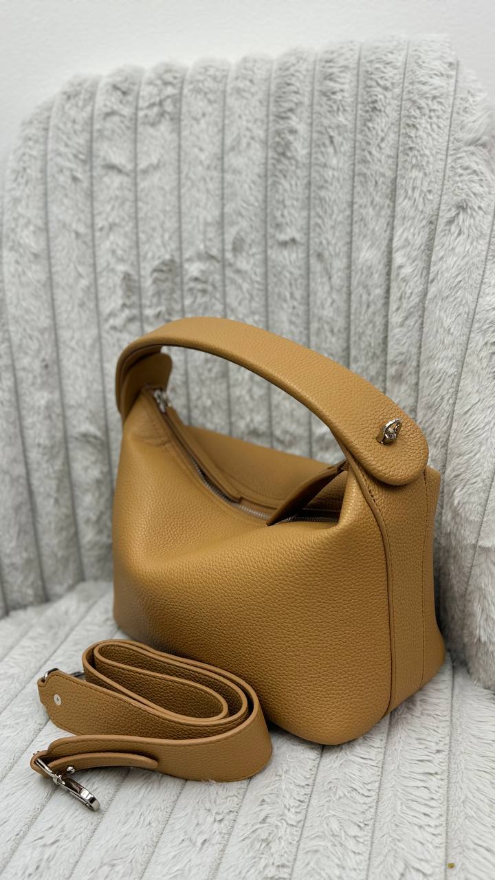 Elegant Italian Leather Handbag – Timeless Sophistication