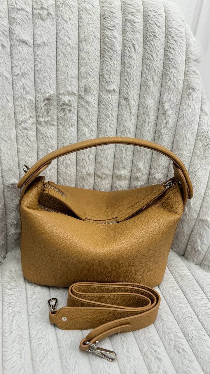 Elegant Italian Leather Handbag – Timeless Sophistication