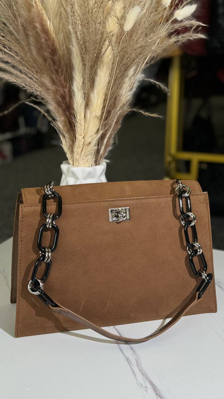 Celeste Chain Bag – A Statement of Luxury and Functionality