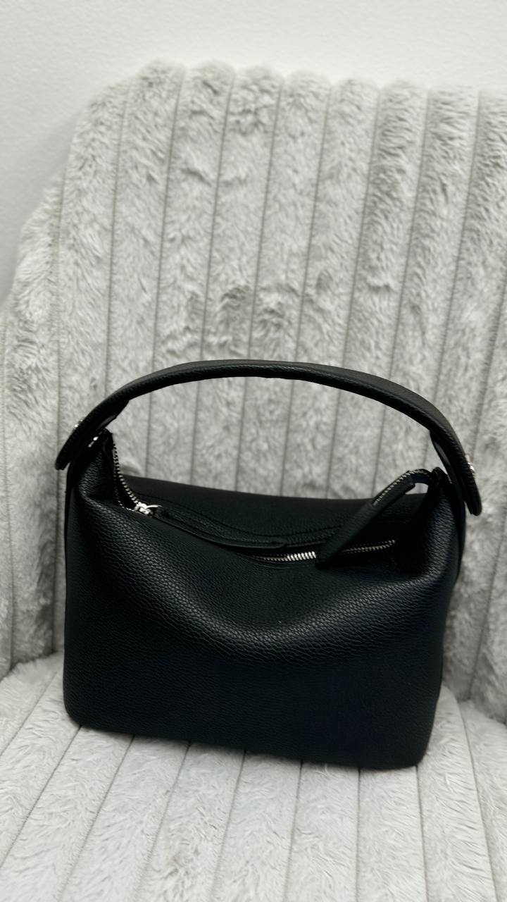 Elegant Italian Leather Handbag – Timeless Sophistication