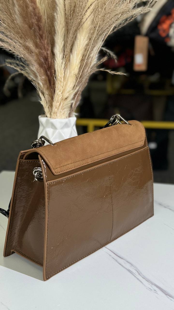 Celeste Chain Bag – A Statement of Luxury and Functionality