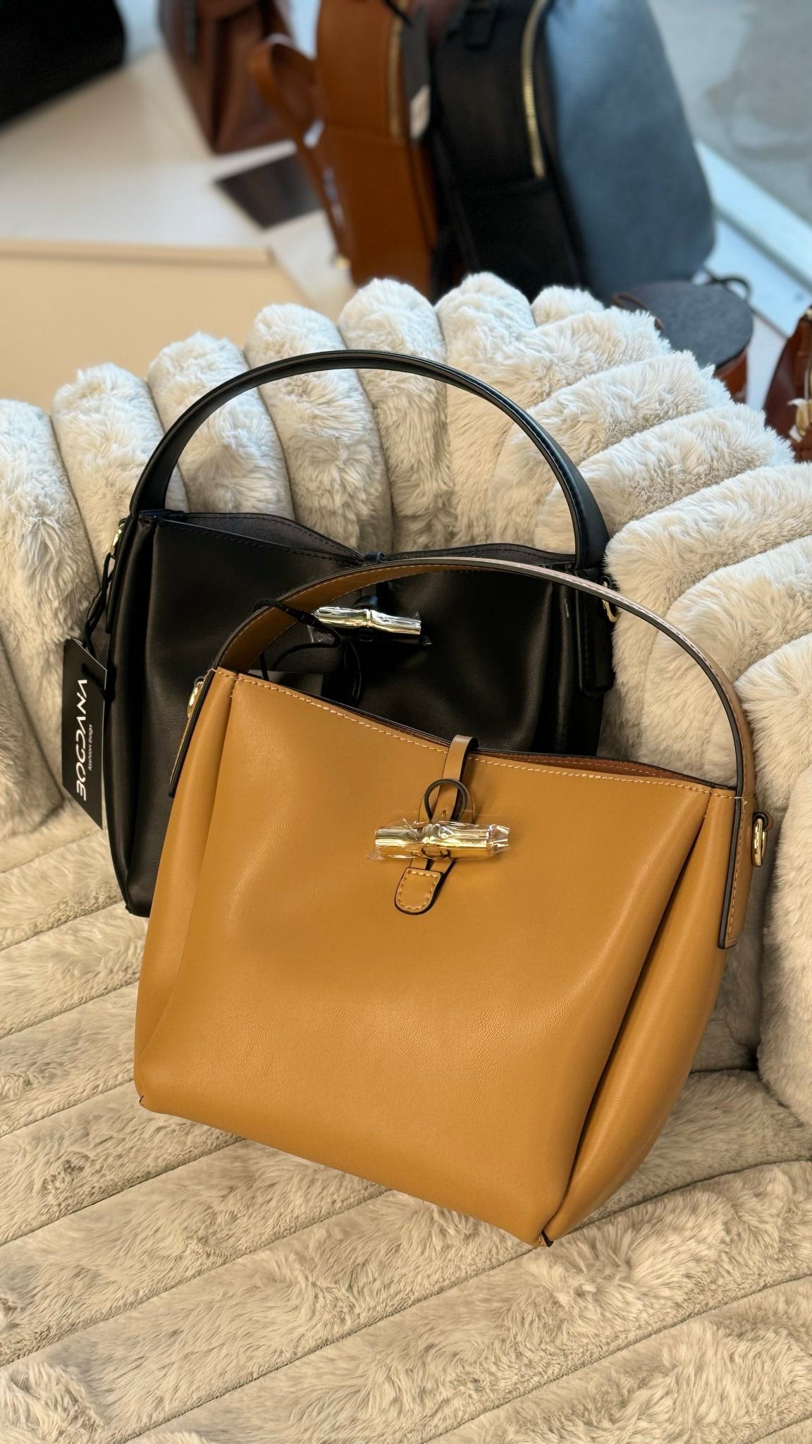 “Aura” — Elegant Genuine Leather Bag