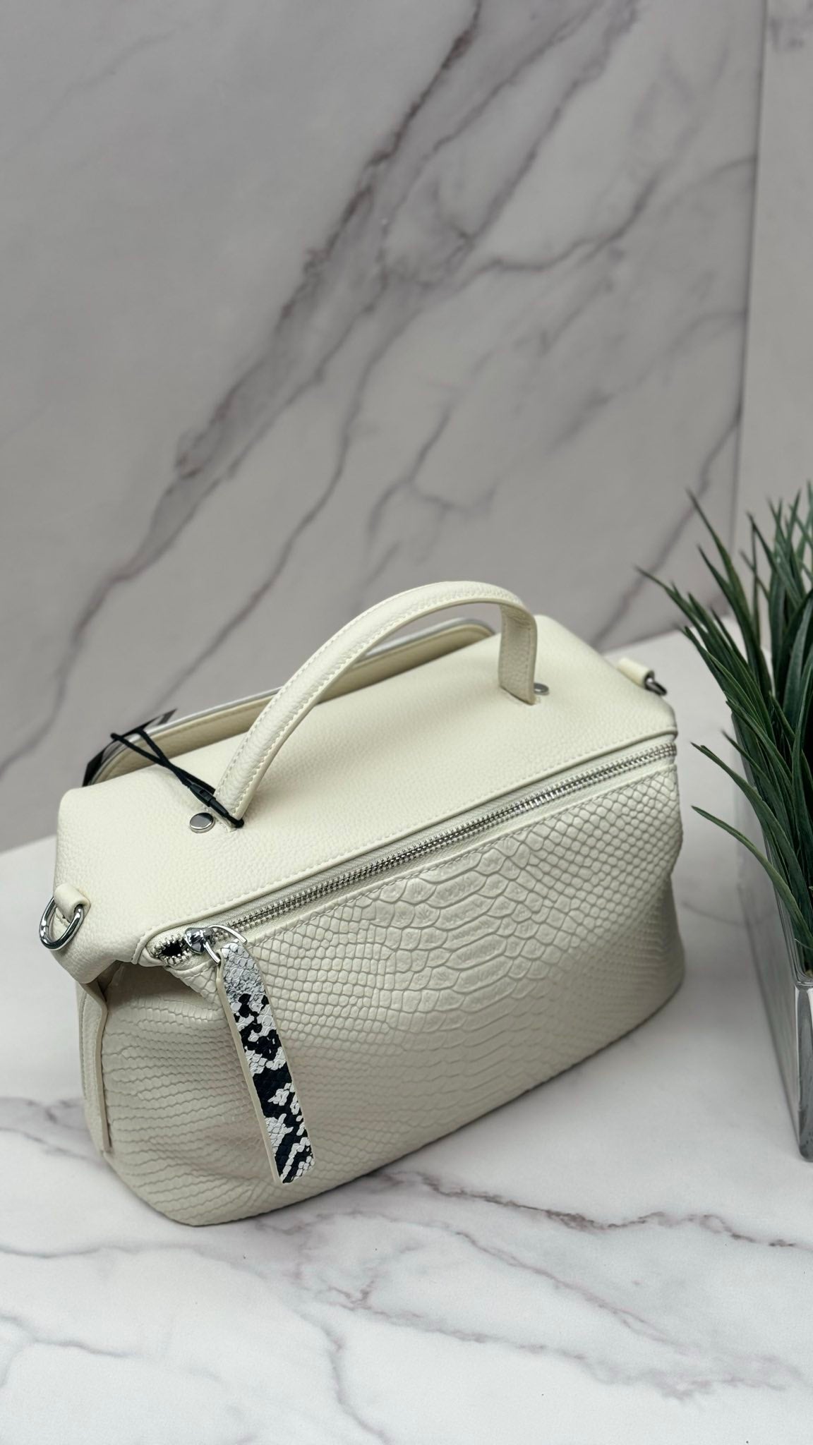 “Serenity” — Elegant Genuine Leather Bag